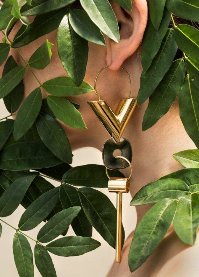 أقراط Essential V من Louis Vuitton