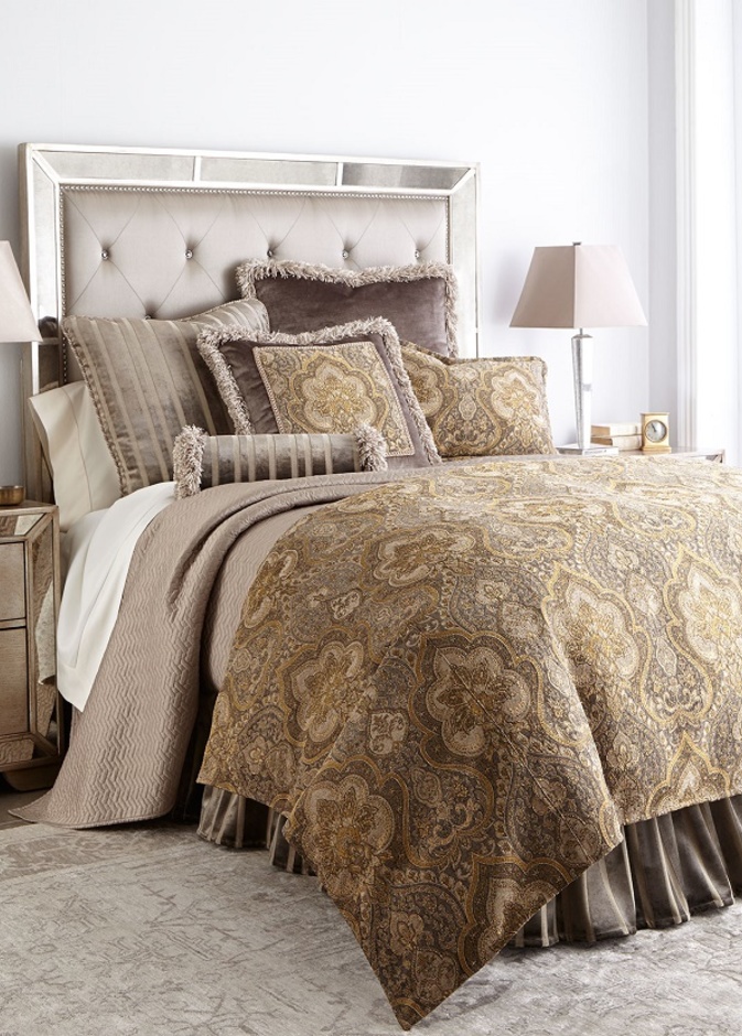 ألوان هادئة بزخارف كلاسيكية