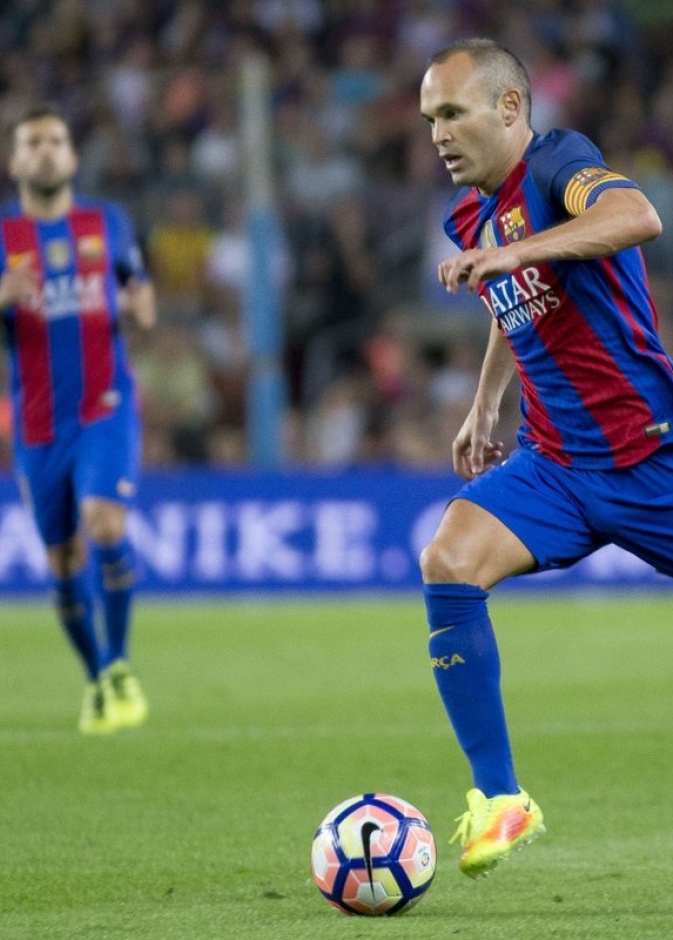 أندريس إنيستا يعود لتشكيلة برشلونة قبل الكلاسيكو