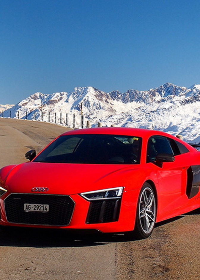 نظرة خلفية صور لأودي R8V10 Plus في جبال الألب