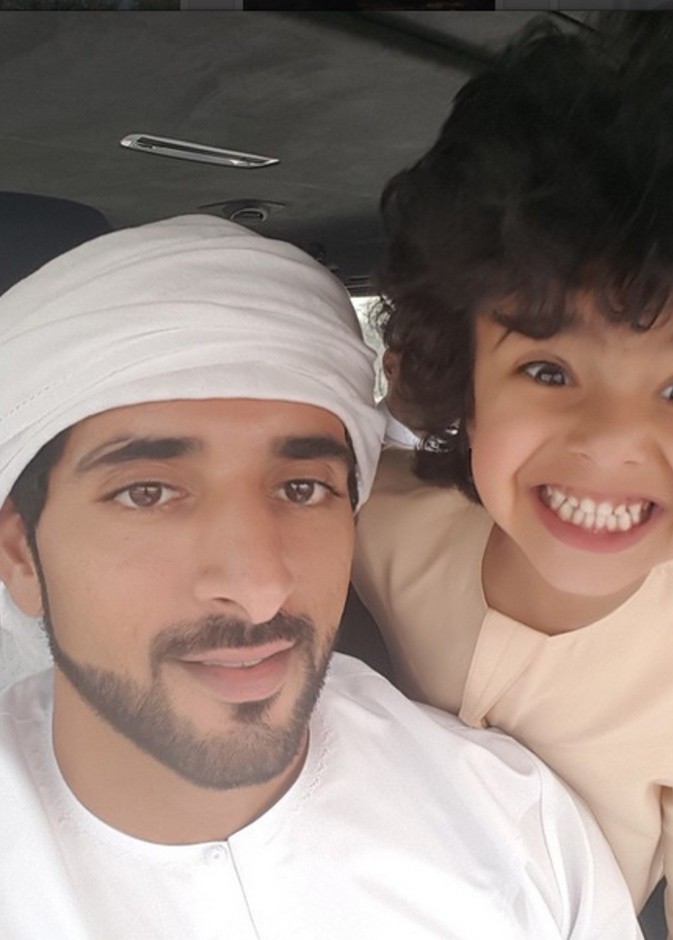 أوقات سعيدة يقضيها الطفل محمد مع فزاع