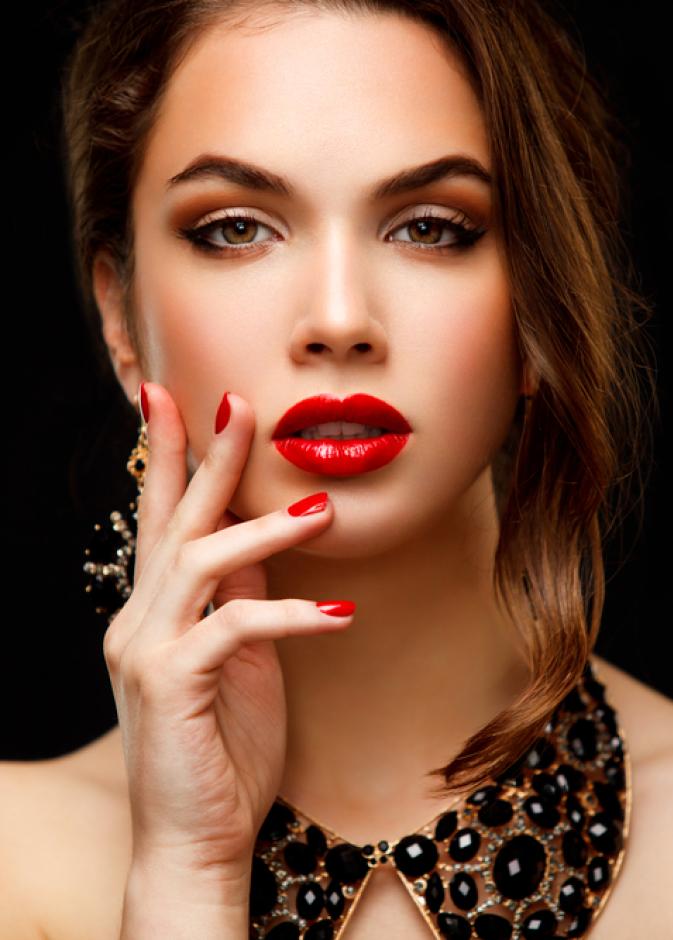 أي مكياج يتناسب مع فستانك الأحمر؟