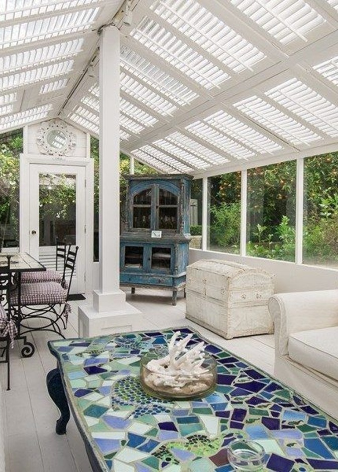 إحدى البيتين الزجاجين المستخدم كغرفة جلوس و طعام 