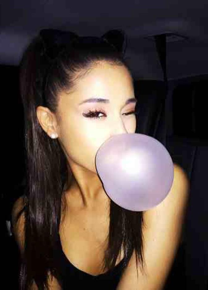 إريانا جراندى تعشق العلكة