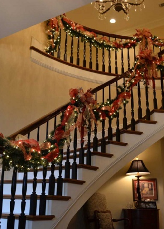 اللوحات الضخمة والمعتّقة على جدران السلالم