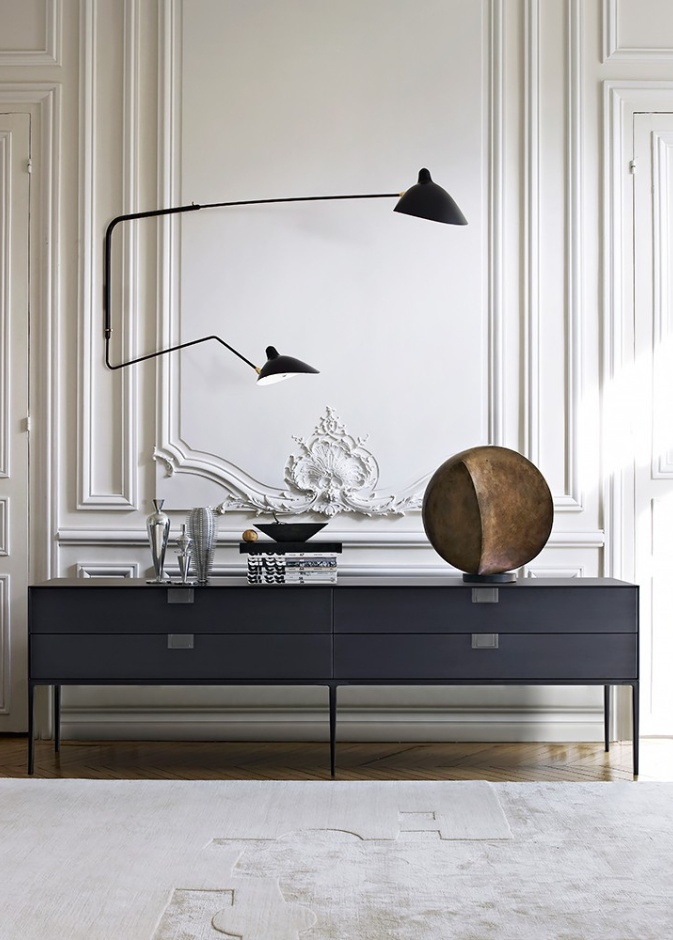 إطارات من الجبس على الجدار و الأبواب 