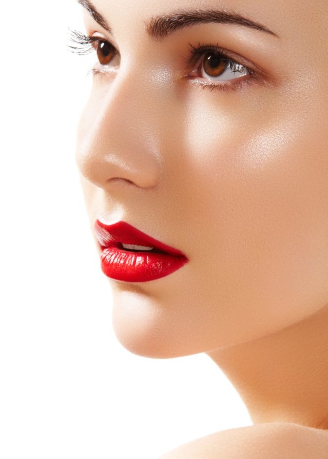 إطلالة ساحرة خلال العيد مع الشفاه البارزة