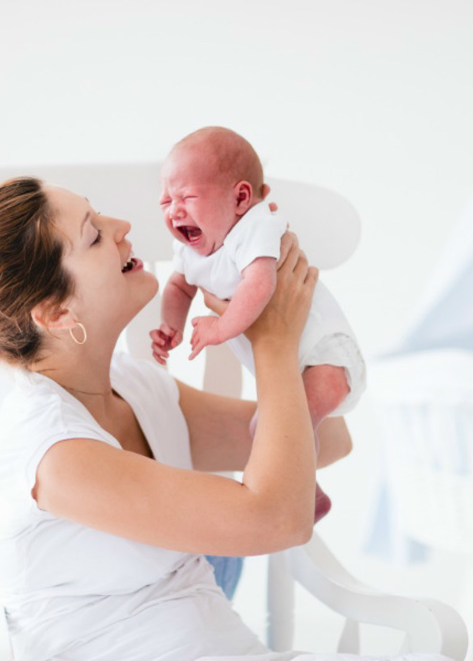 إلإلتهابات أو إحتباس البول أو المشاكل الهضمية أسباب رئيسية لبكاء الطفل