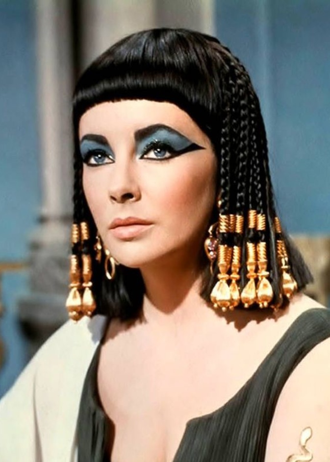  إليزابيث تايلور في دور الملكة كليوبترا