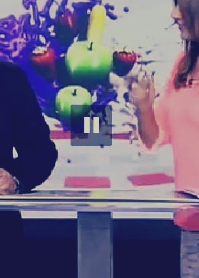 بالفيديو: مذيع مصري يسخر من زميلته على الهواء