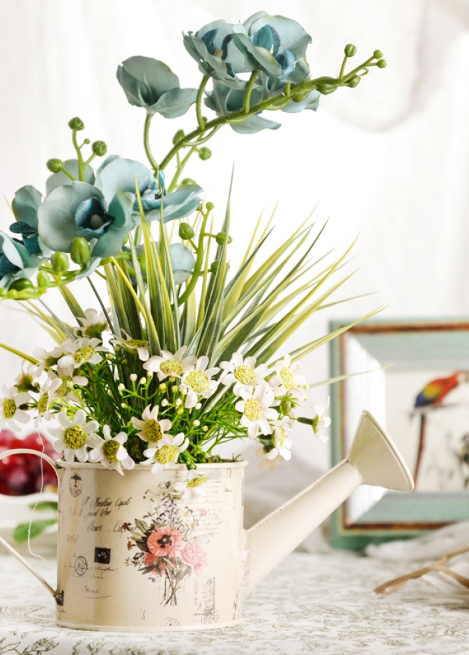 إناء سقاية النباتات يستخدم كحوض للتزيين ليعطي الديكور طابع ريفي