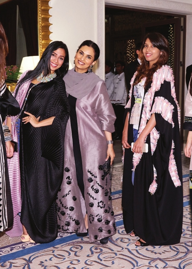  إيمان المدفع تتوسط مساعداتها