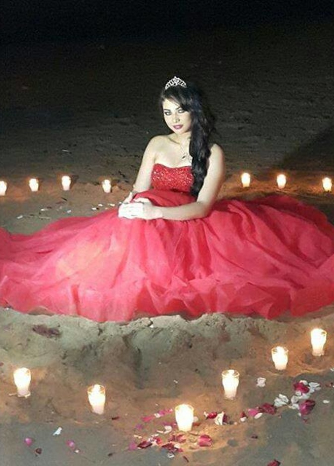 ابتسام ملكة على شاطىء البحر