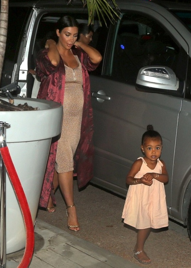 اثناء دخولهم للمطعم