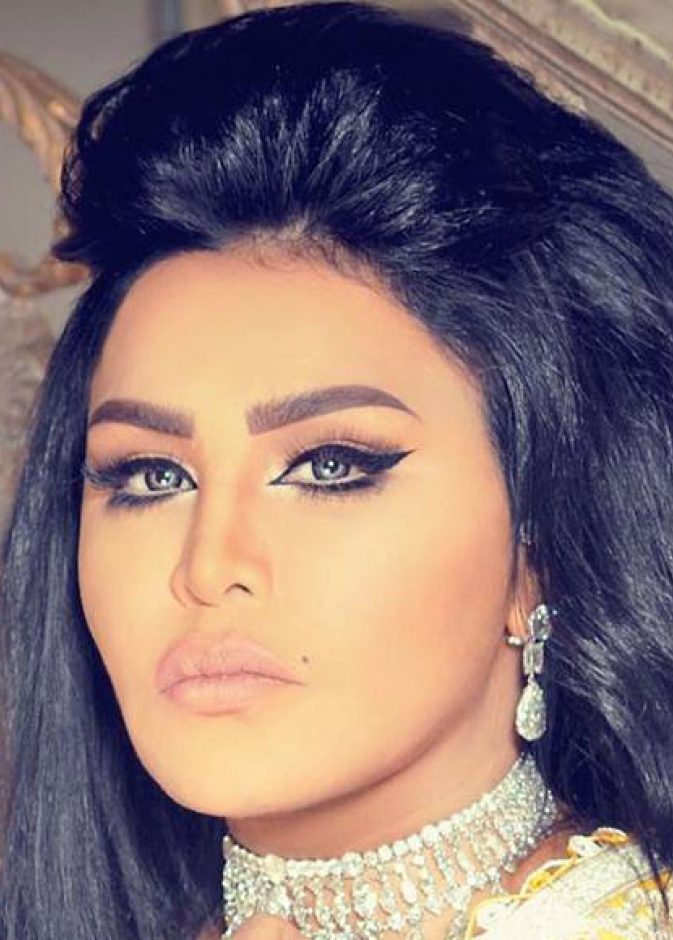 الفنانة أحلام بإحدى جلسات التصوير لها