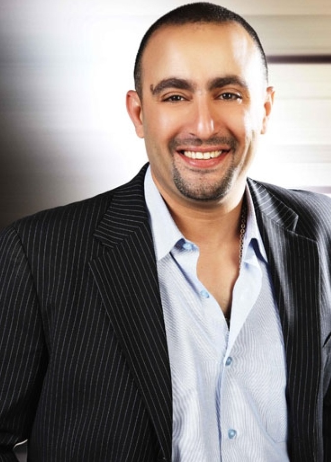 احمد السقا في اسلوب رسمي انيق