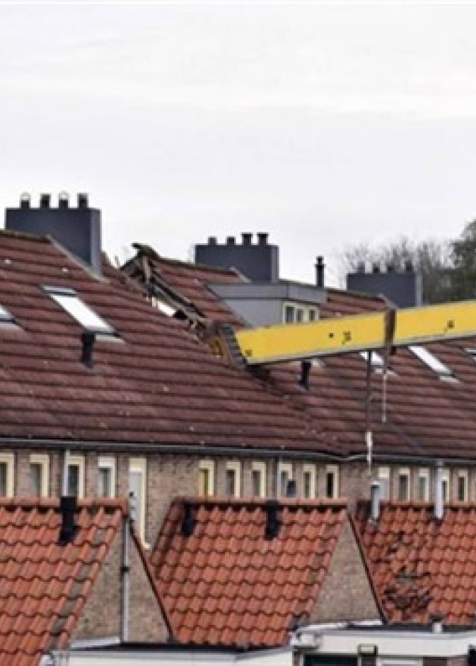 عرض زواج يحطمّ أسطح مجمّع سكني!!