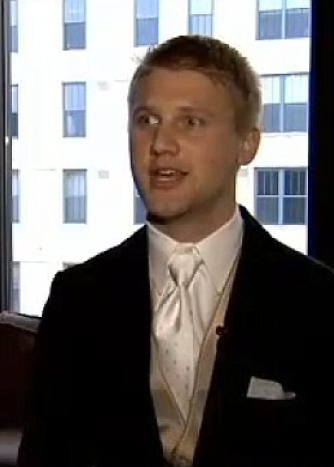 مشيا امام العروسين ثم تزوّجا! 