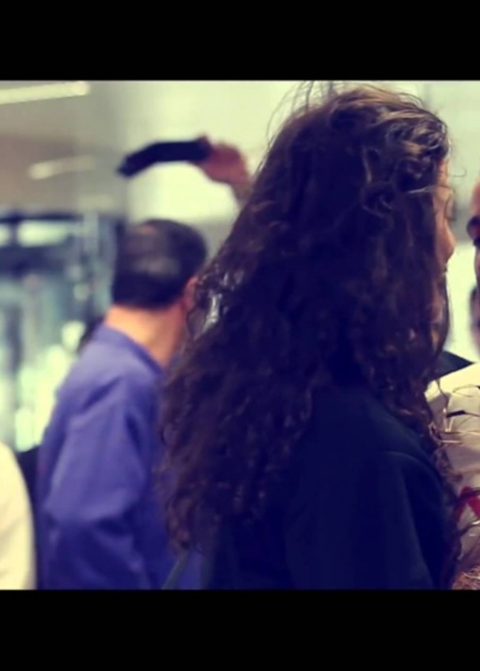 بالفيديو: طلب يدها في المطار وسط هرج ومرج