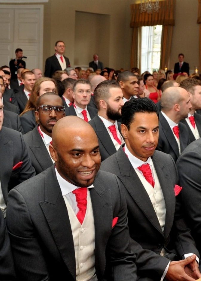 230 وصيف ووصيفة شرف في زفافهما 