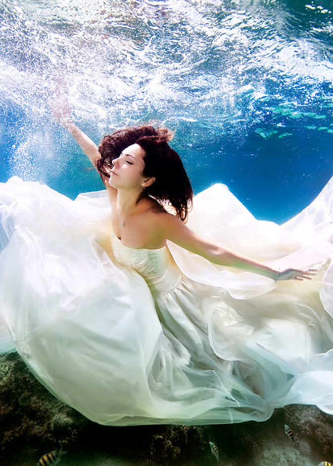 بالفيديو: أجمل صور الزفاف تحت الماء..