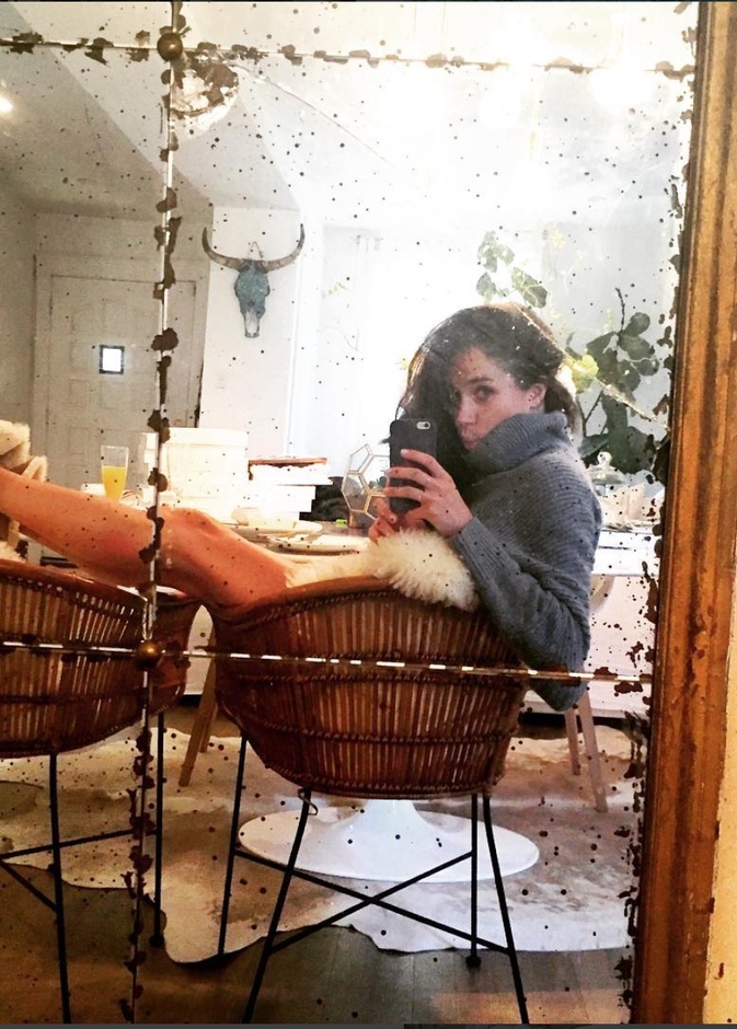 اختارت مرآة مصممة بشكل توحي بأنها عتيقة الطراز