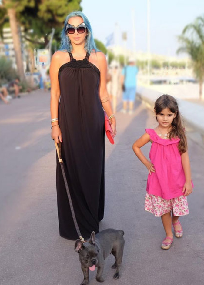 تشارليز ثيرون في إطلالة كاجوال غاية في الأناقة