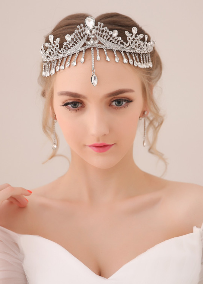 اختاري اكسسوارات ناعمة مع تاج العروس الضخم