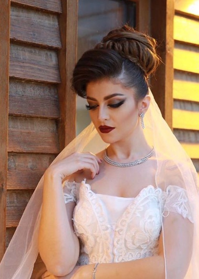 اختاري الطرحة الطويلة مع تسريحة شعر متكلفة لتشتيت العيون 