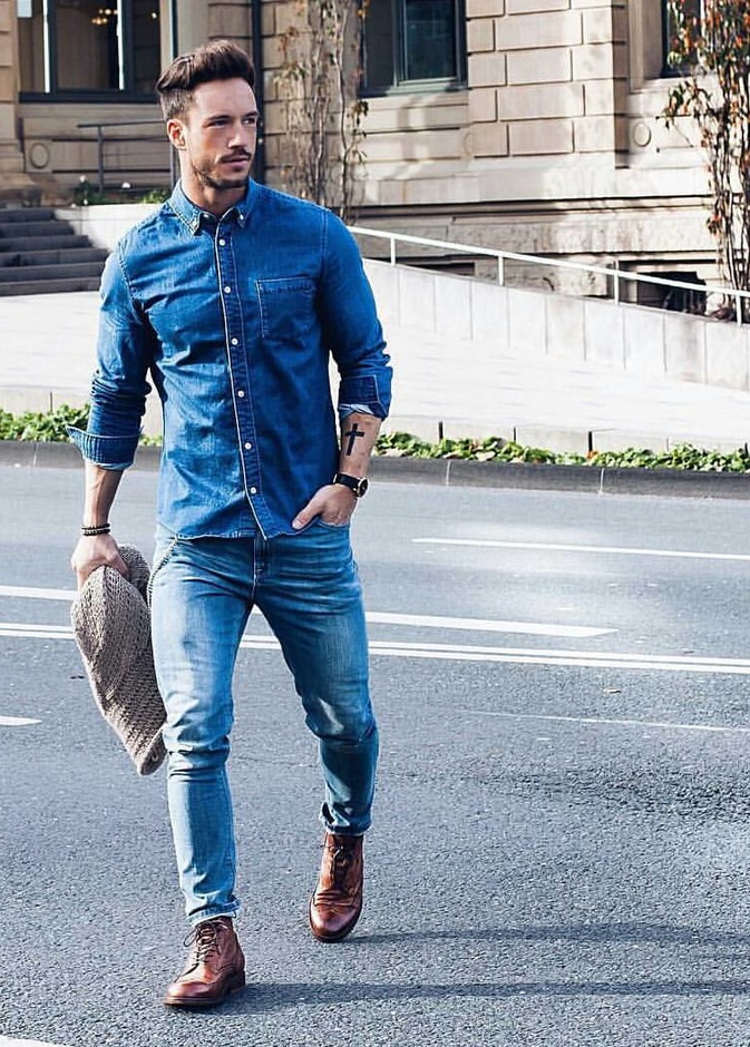 اختر الجينز الازرق لاطلالة صباحية كاجوال مع حذاء بني