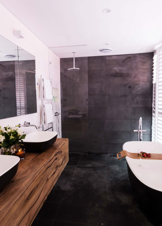 اختيار الخشب باللون الفاتح يلائم اللون الأسود في الحمام