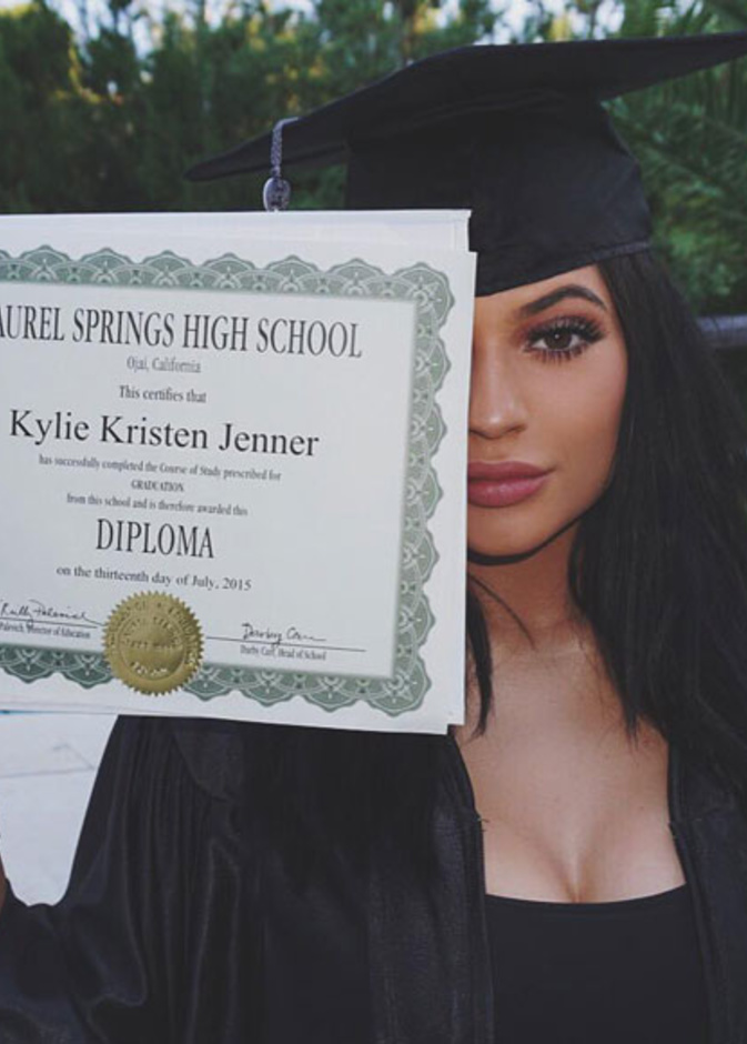 تتصور مع شقيقاتها