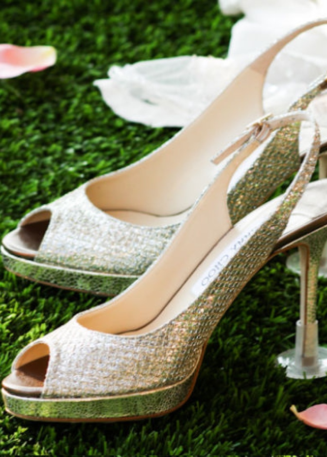 ارتدي الحذاء الذي ترغبين به وضعي قطعة البلاستيك لتحمي الكعب من الانغراس