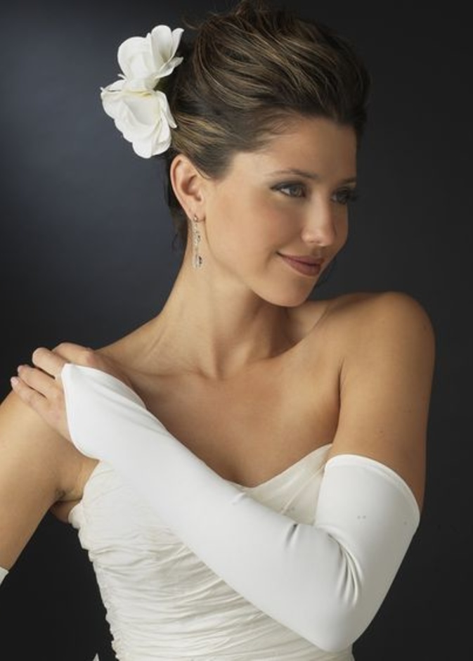 ارتدي قفازات طويلة مع فستان مكشوف الأكتاف بالكامل