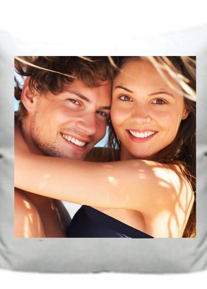 ارسمي البسمة بوسائد تحمل صوركما في لحظات الفرح