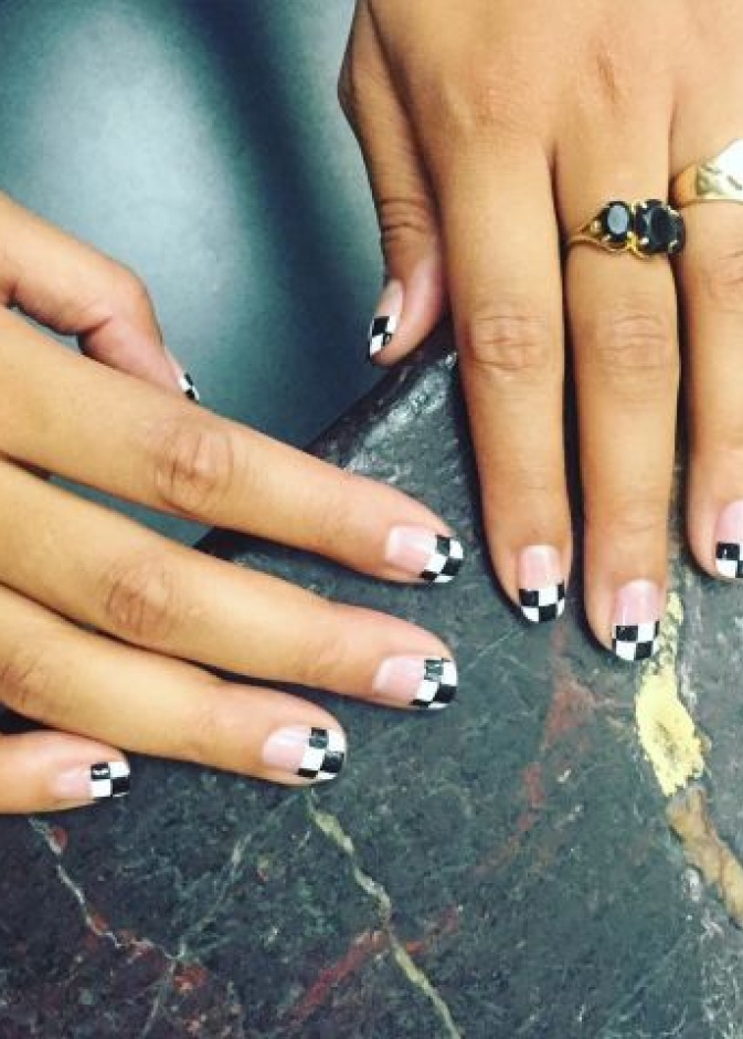 استبدلي الخطوط المستقيمة على المناكير بمربعات بيضاء وسوداء