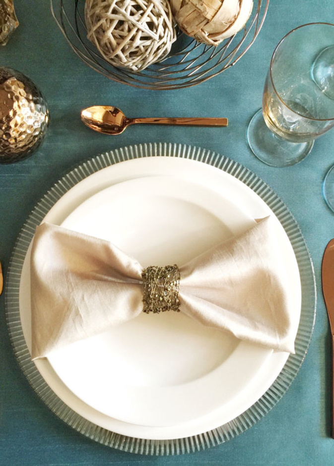 استخدمي المفرش ذو اللون الواحد لإبراز الأواني