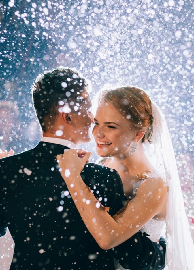 استخدمي جهاز لعمل تأثير هطول الثلوج في حفل زفافك