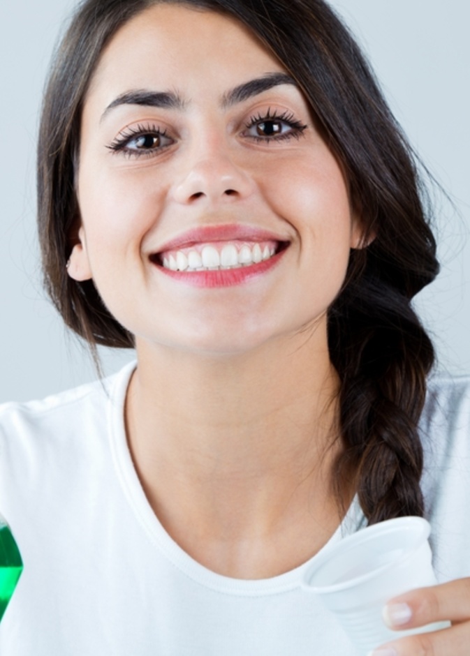 مضغ العلكة يزيد من إفراز اللّعاب الذي ينظّف الفم