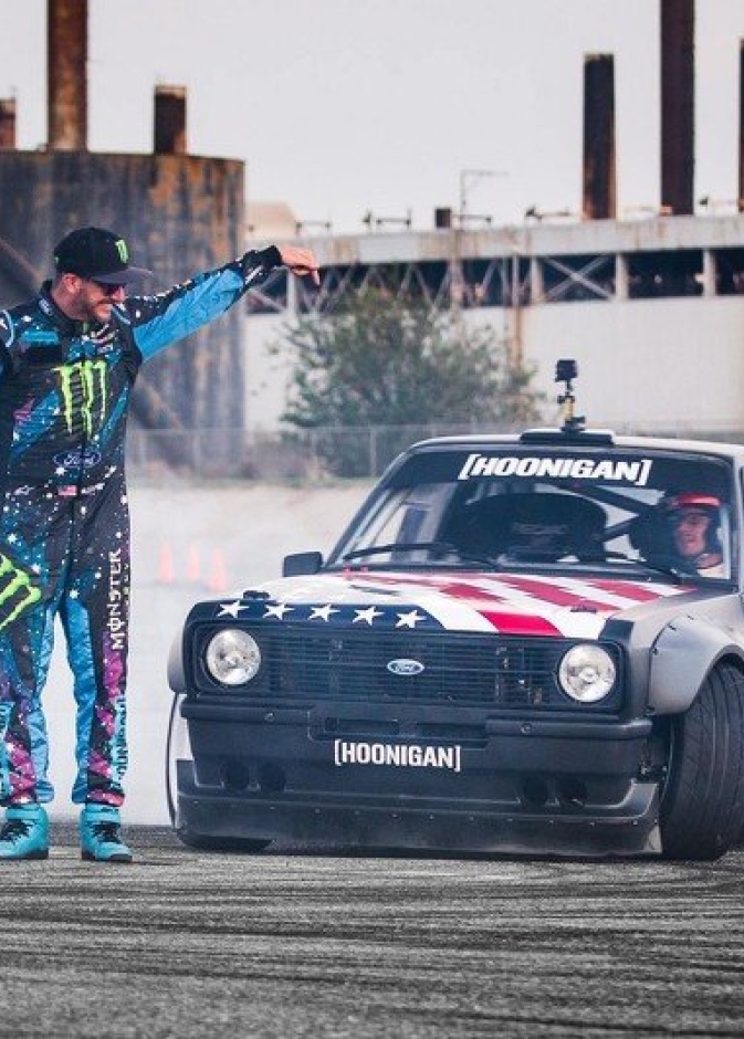 استعراض خطير لكين بلوك بسيارة دفع خلفي