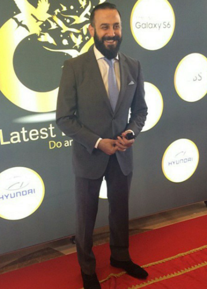 اسلوب شبابي لقصي خولي بالبدلة الرمادية