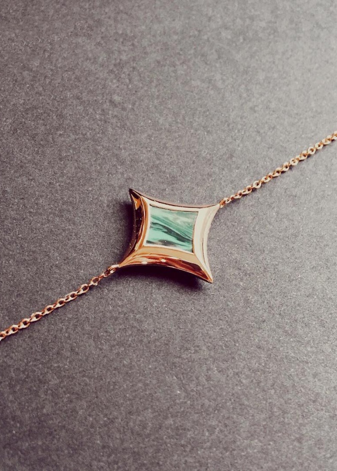 مجموعة من القلادات الراقية والمميزة من دار بن صبار