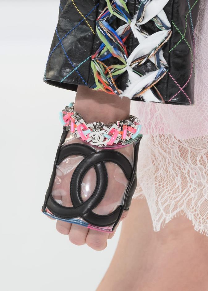 اشكال اكسسوارات شفافة من القفازات مع دار شانيل Chanel