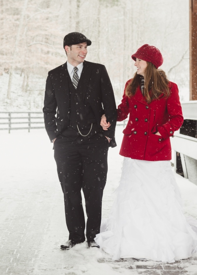 اصطحبي معك معطفا يتناسب مع الفستان حتى ولو يكن باللون الابيض