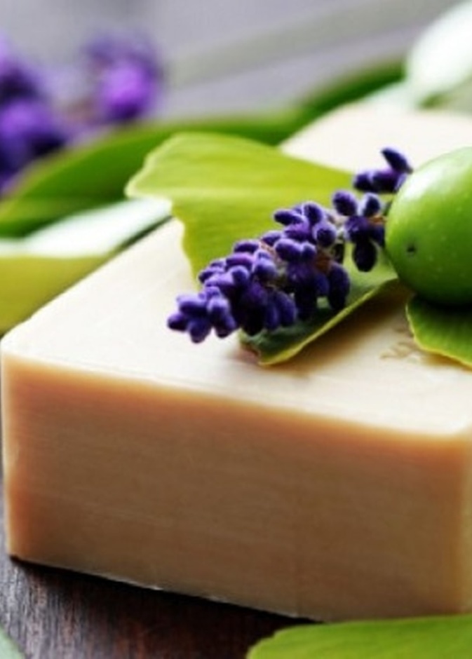 اضيفي المكونات المعطرة في خلطة صابونة الغار 