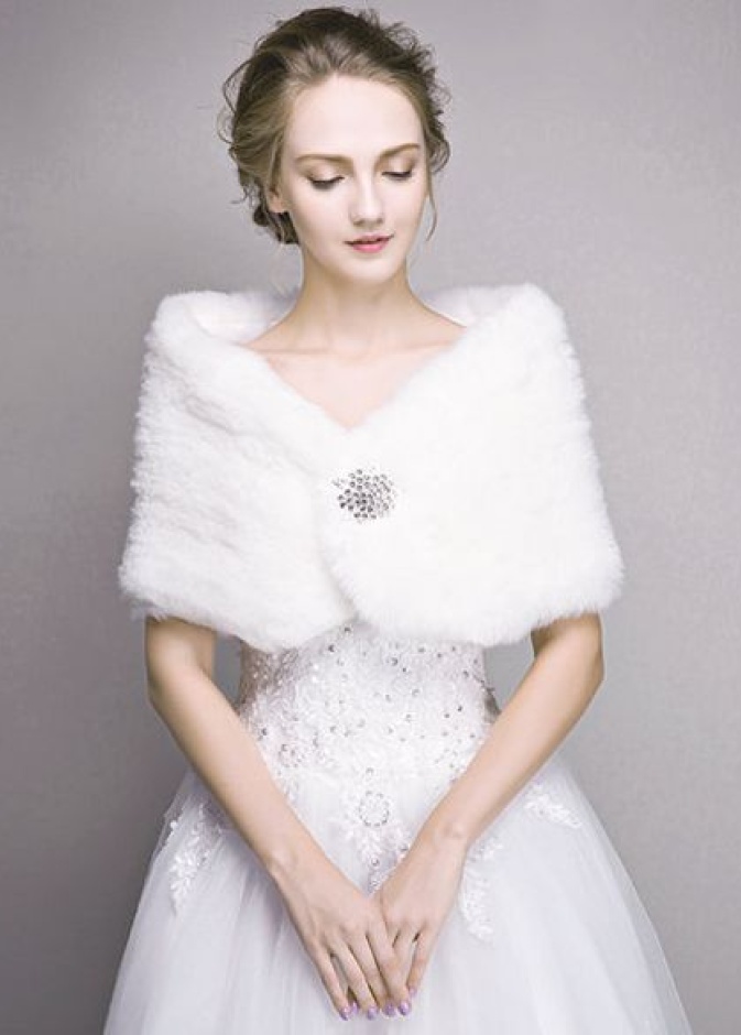 اطلالة أنثوية ناعمة مع وشاح الفرو للعرس الشتوي