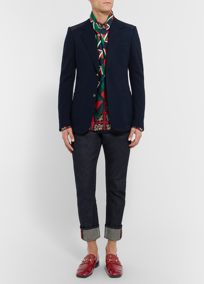 اطلالة عصرية بلوفر أحمر من قوتشي مزين بالشراشيب