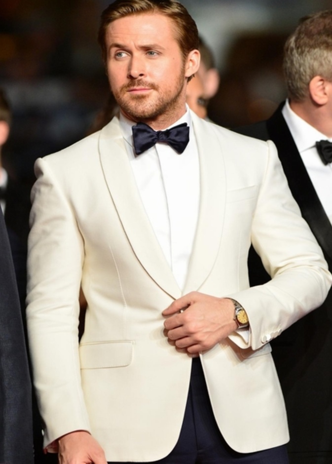 اطلالة غاية في الأناقة لريان غوزلينغ في التوكسيدو البيضاء