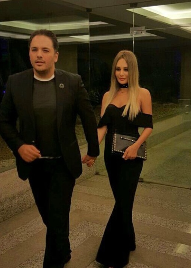 اطلالة مسائية لزوجة رامي عياش داليدا عياش في فستان طويل اسود