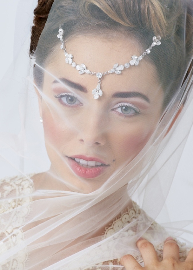 غطي وجهك.. ودعي الغموض يحيط إطلالتك